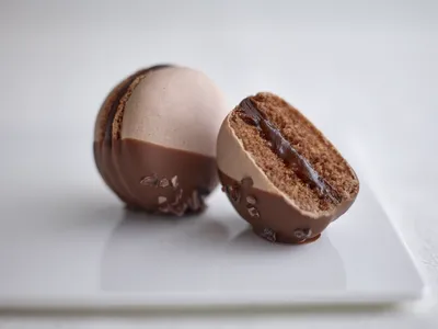 Макарон фундук-шоколад