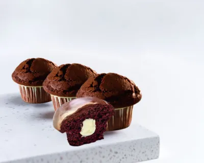 Шоколадний мафін з ванільною начинкою